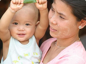 ワクチン接種を待つミャンマーの親子