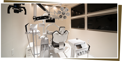 1.インプラント等の高度歯科医療専用オペ室を完備